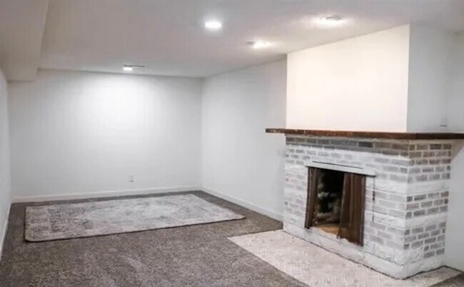 Building Photo - Spacious Three Bedroom Available Now!