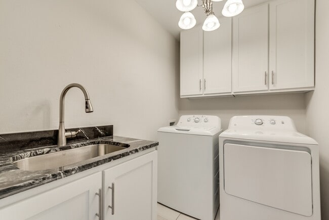 Building Photo - Overton Park Duplex!