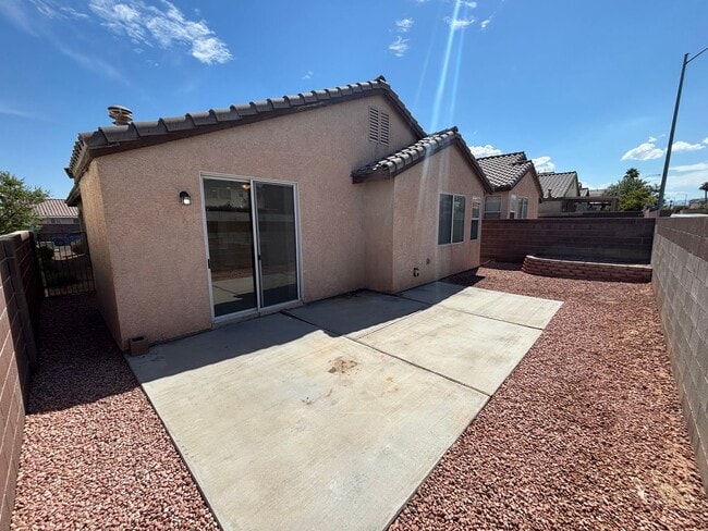 Building Photo - Beautiful 3Bed/2Bath Single Story Home loc...