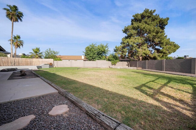 Building Photo - 4515 W Shaw Butte Dr