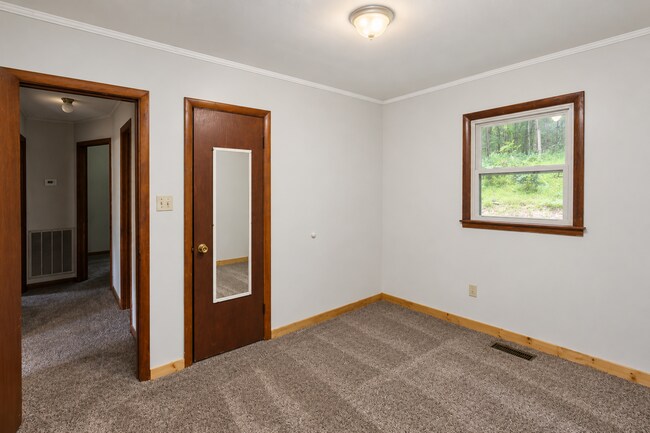 Building Photo - 297 Anderson Ln