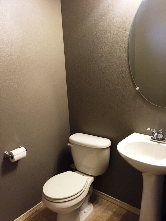 Building Photo - Spacious 3-Bedroom, 2.5-Bath Home in a Con...