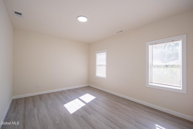 Building Photo - 489 Grooms Rd