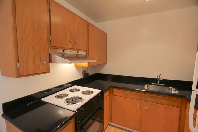 Building Photo - Twin Peaks: 1 Bed Apartment w/ Green View,...