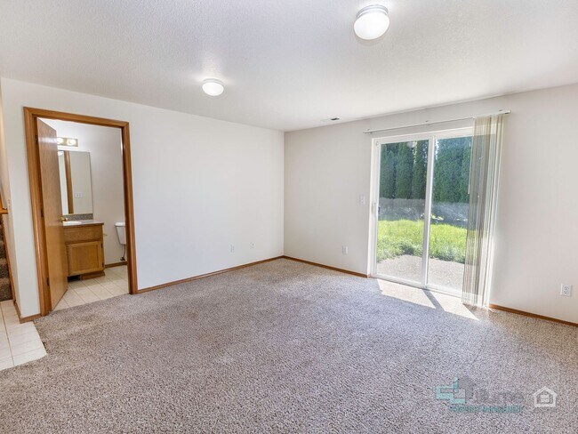 Building Photo - Stunning 3 bedroom 2.5 bathroom Home