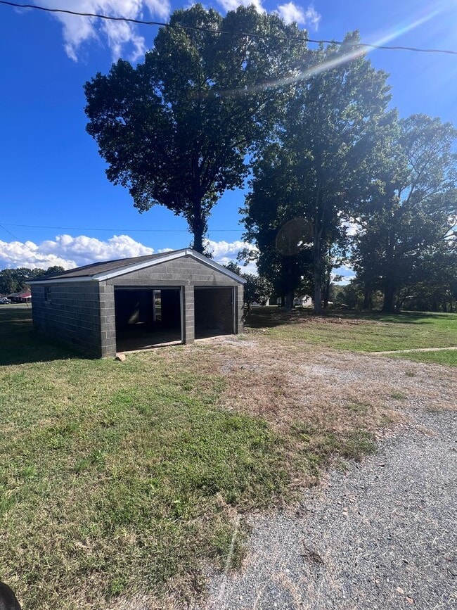 Building Photo - 3 Bed | 2 Bath | 1+ Acre | 2-Car Garage | ...