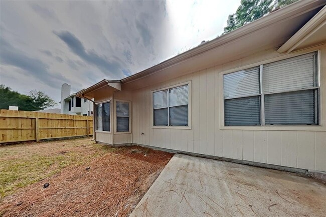 Building Photo - 20415 Drakewood Dr