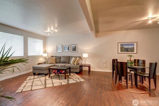 Building Photo - Stunning 4BR/2.5BA Home in Lake Forest Park ?