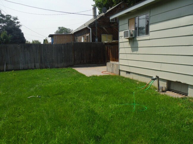 Building Photo - Cozy Rambler with Backyard Close to Columb...