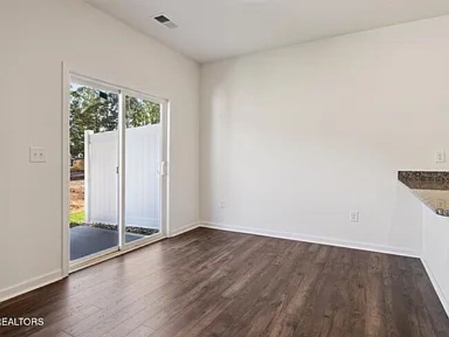 Building Photo - KODAK LOCATION! Lots of Amenities!!