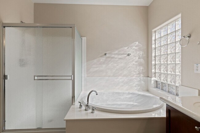 Building Photo - Gorgeous 4 Bedroom Home in Phoenix!