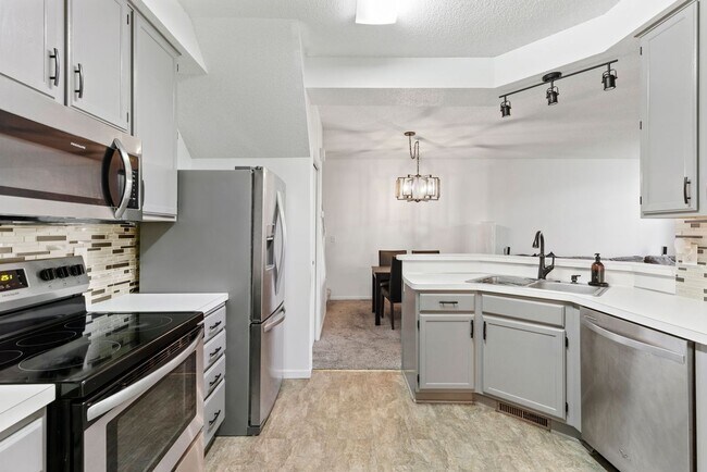 Building Photo - Great 2 bedroom, 1.5 bathroom Townhome in ...