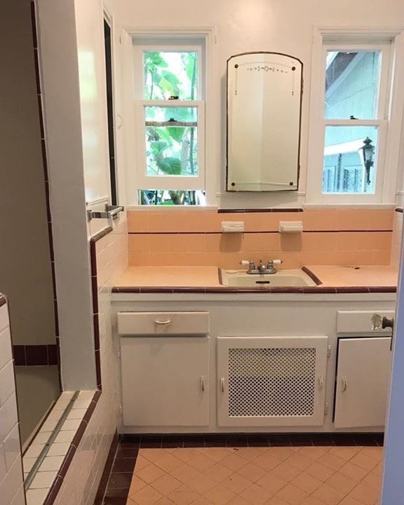 Bathroom - 2818 S Barrington Ave