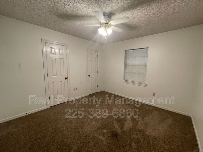 Building Photo - 9766 Kinglet Dr