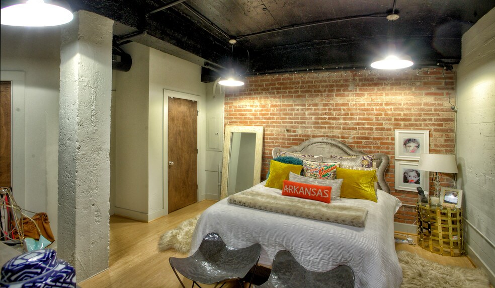 Building Photo - 509 W Spring St