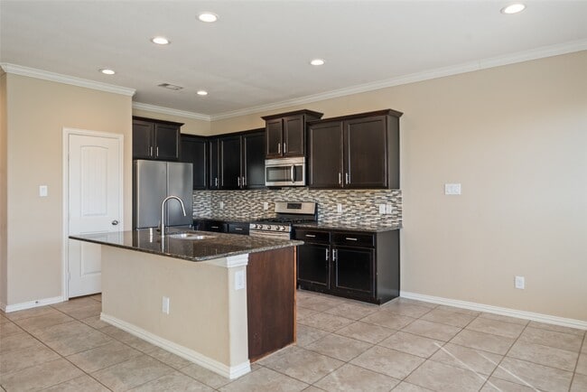 Building Photo - 667 Oak Cir Dr E