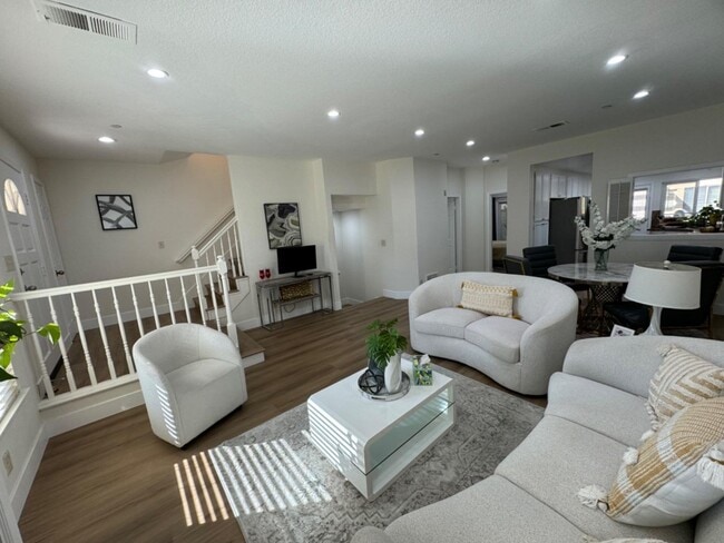 Building Photo - 963 La Mesa Terrace