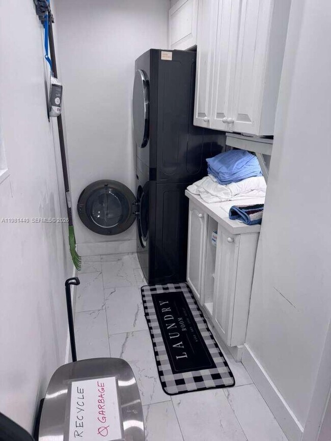 Building Photo - 2036 SW 57th Ct