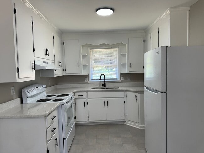 Building Photo - 3 Bedroom, 1 Bath Updated Home so very close to Ft Bragg!!