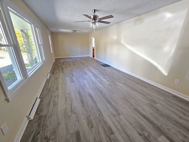 Building Photo - 609 Memorial Dr Ext