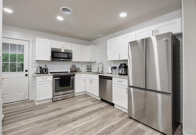 Building Photo - 3760 Bayou Blvd
