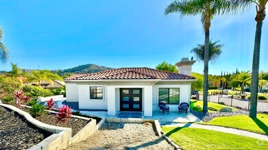 Building Photo - Beautifully Remodeled Top to Bottom, Detac...