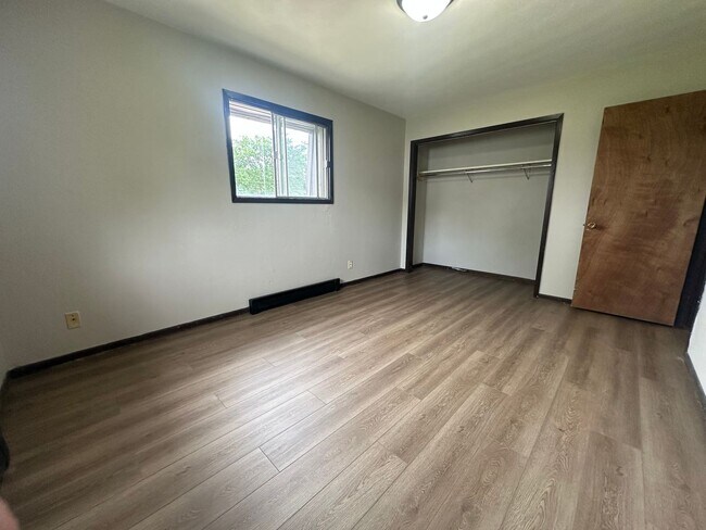Building Photo - 520 River Forest Rd