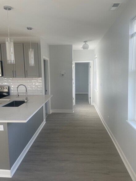 Bar & Entrance to Bathroom - 216 Findlay St