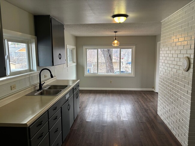 Building Photo - 4-Plex Unit Right Across From Park!