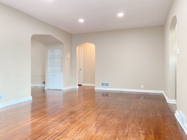 Building Photo - Beautifully updated 5 bed 2 bath house $2200