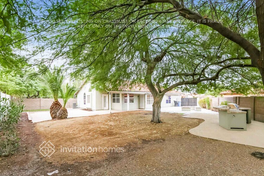 Building Photo - 1002 W Chicago Ct