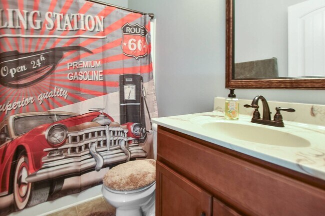 Building Photo - Pet Friendly Three Bedroom with Bonus!