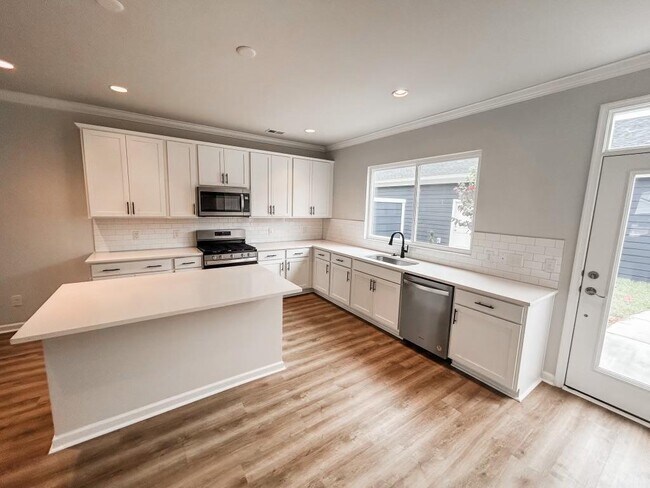 Building Photo - 607 Southview Ln