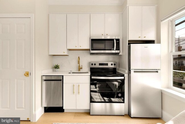 Building Photo - Private Georgetown Living!