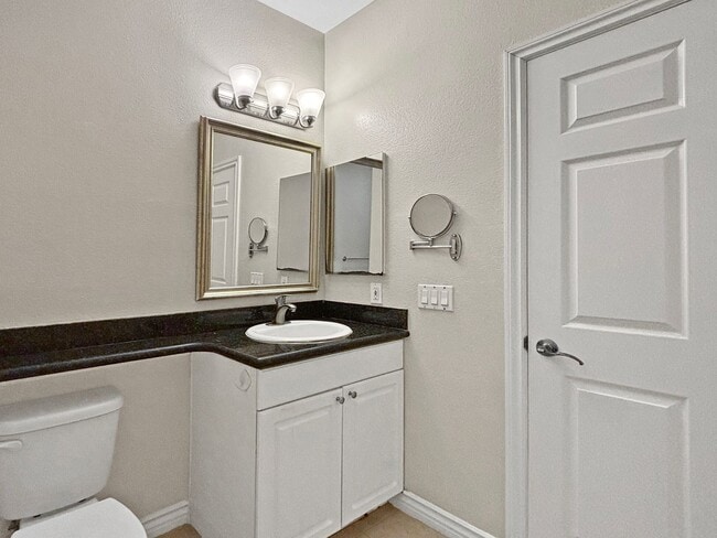 Building Photo - Beautiful 2BD/2BA Condo in La Jolla W/ W/D...