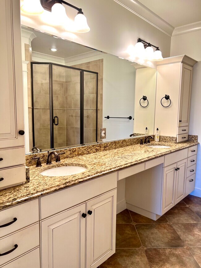 Primary Double Sinks & Shower - 9403 Delphinium St