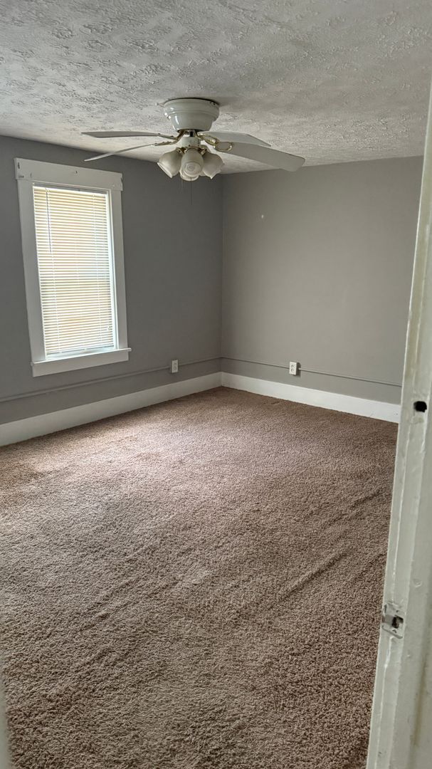 Building Photo - Large 2 bedroom home available now!