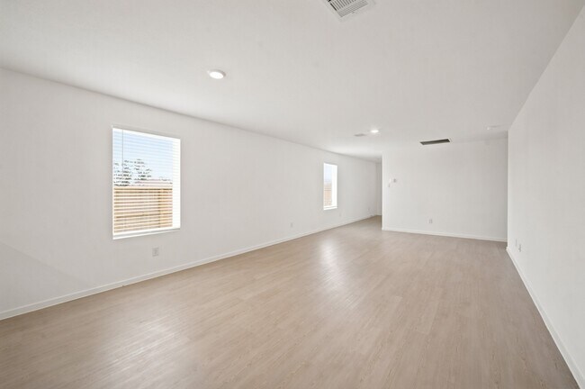 Building Photo - 702 Umbrella Tree Dr