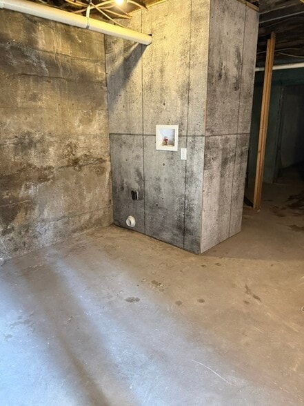 Building Photo - 1001 Dubuque St