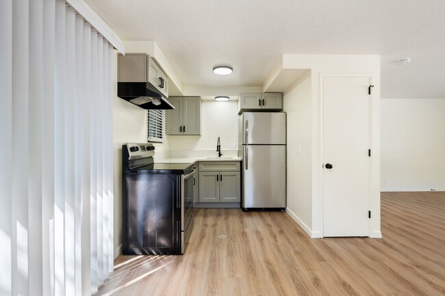 Building Photo - Renovated 2BR in Milwaukie