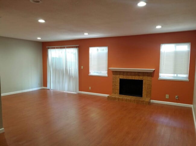 Building Photo - REMODELED 2-storey TOWNHOME between McKee and Jackson in North San Jose area.  The rent is $3950....