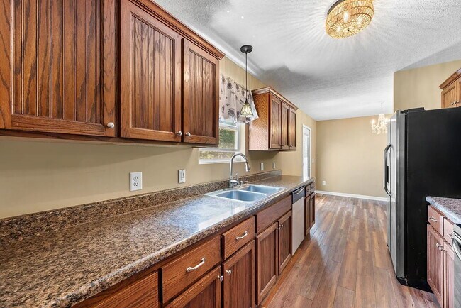 Building Photo - Move-In Ready Cottage on 1.36 Acres with L...