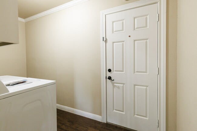 Building Photo - Well Kept House With HUGE bedrooms!