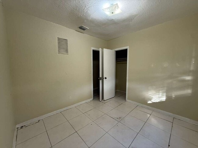 Building Photo - Large 5-2 house