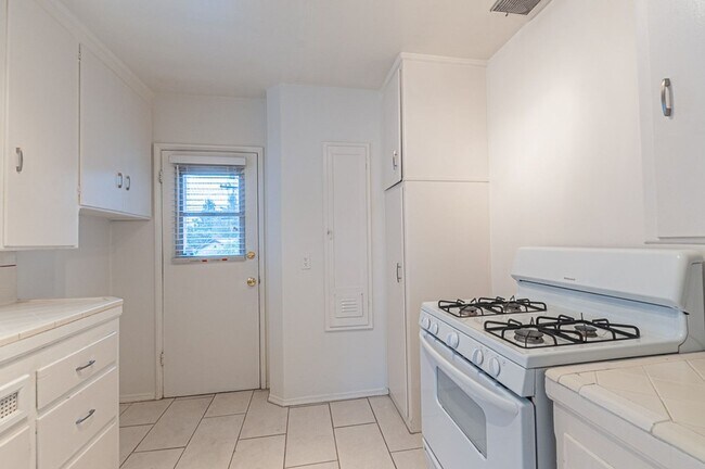 Building Photo - 1056 Carmona Ave