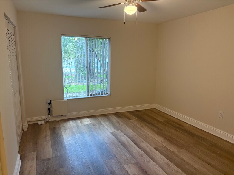 Building Photo - 3802 N Lake Dr