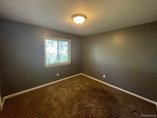 Building Photo - 1136 Lakeview Cir