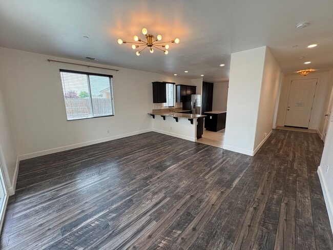 Building Photo - Tulare Home coming soon!