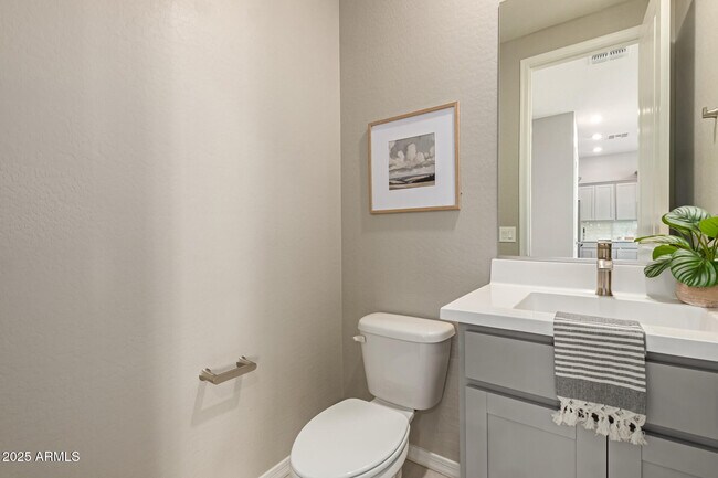 Building Photo - 1535 E Dublin St