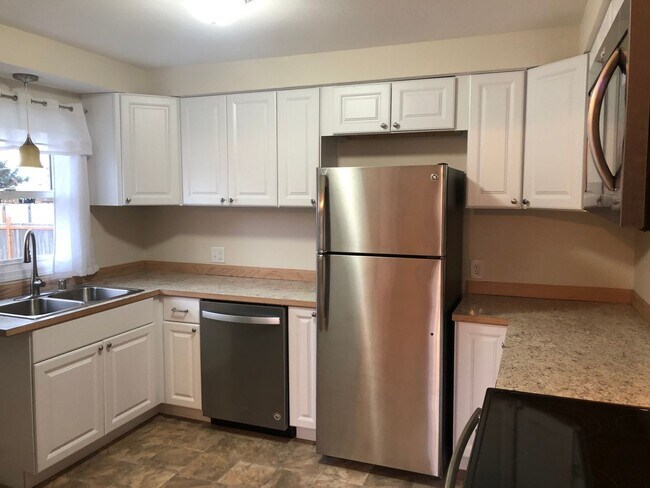 Building Photo - Adorable 3 Bed 1.5 Bath House